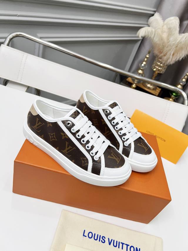 上新 早春爆款来袭 Lv Lagoon 运动鞋取材 Monogram 丹宁布，为经典设计注入复古气息。皮革饰边跃现路易威登标识，铭纹孔眼、镶边和鞋带彰显考究细节