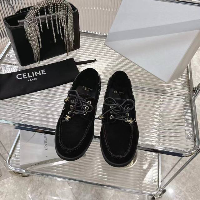 Celine Bateau船鞋经典再现！缠绕鞋带勾勒随性，复古孔眼点缀细节，耐磨橡胶底伴你自在前行。极简设计与精湛工艺碰撞，一脚穿出法式慵懒腔调，解锁日常高级感
