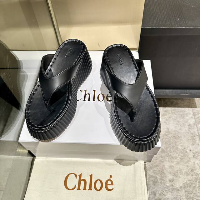 工厂P价P格 、独家首发，升级版纯手工缝线拖鞋来了！ Chloe 克洛伊 最新的缝马克线 原版私模高密度发泡鞋底 人工固特异手法穿线 配上后所有的位置刚刚好 所
