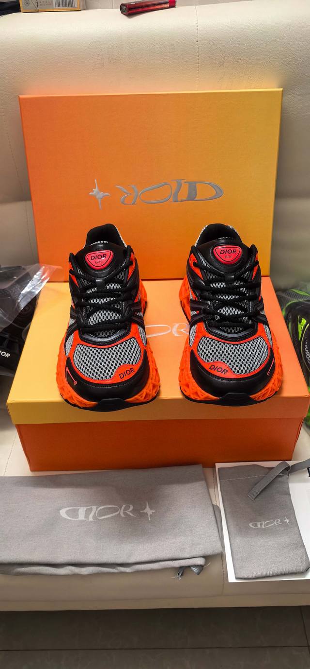 Dior迪奥B35最新款老爹运动鞋是秋季新品，以时髦复古风格丰富经典系列。精心制作，可全年与休闲造型搭配 顺应复古市场的趋势的 Dad Shoes风格鞋款鞋舌上