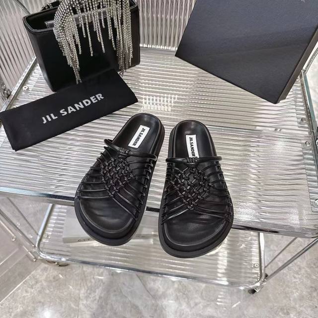 Jilsander 2025春夏新款编织拖鞋 设计亮点：极简编织绳结+镂空工艺，解锁慵懒高级感，搭配牛仔裤 连衣裙皆可，通勤约会随心切换 品质控必入！小众设计不