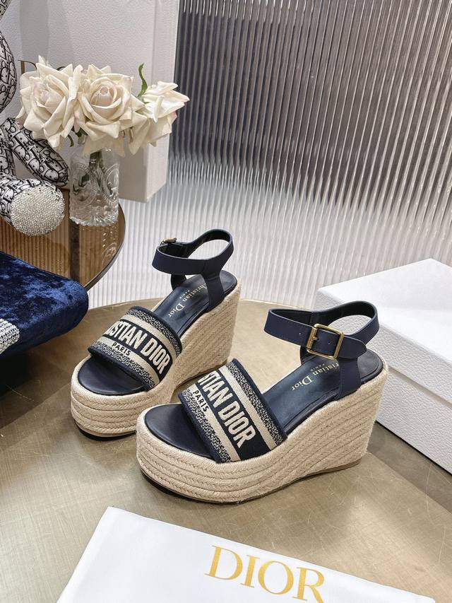 Dior 迪奥 25春夏新款 Ivieta Dway 松糕厚底凉鞋Cd字母Logo立体刺绣厚底圆头露趾拖鞋 原版开发市面顶级版本，脚感柔软细腻，舒适度极高。 材