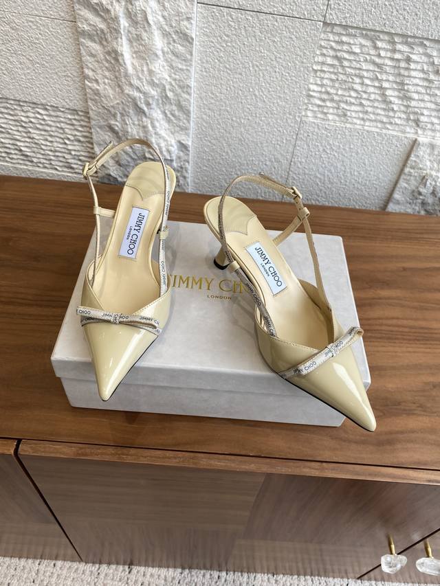 顶级版本: Jimmy Choo 吉米周 25Ss 夏季新品 Camila 65系列 尖头 露跟 高跟鞋 凉鞋 吉米周 Camila 65 系列露跟高跟鞋，采用