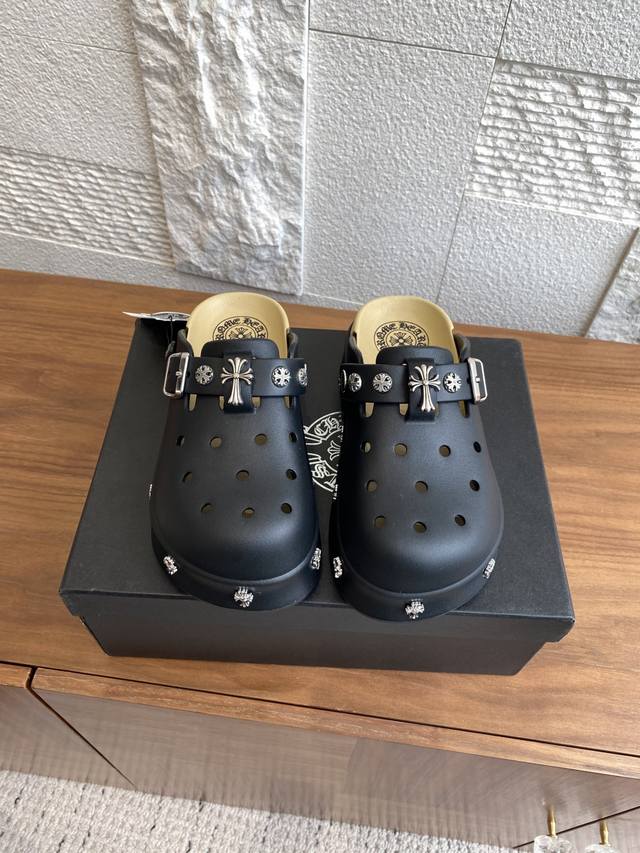 顶级版本: Chrome Hearts 克罗心 25Ss 夏季新款 勃肯洞洞鞋 包头拖 谁说洞洞鞋只能平平无奇？！ 这双厚底勃肯风洞洞鞋直接让我秒变 腿精 5C