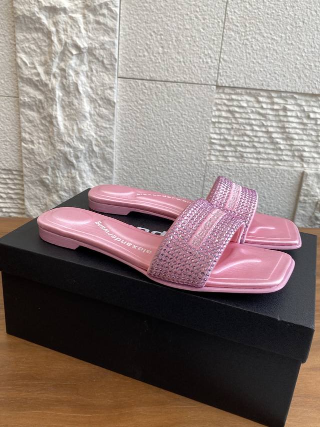 顶级版本: Alexander Wang 大王 25Ss 夏季新品 方头 露趾 牛仔布 烫钻 凉拖鞋 亚力山大王 Vy 凉拖鞋采用牛仔布打造，饰有同色系高频徽标