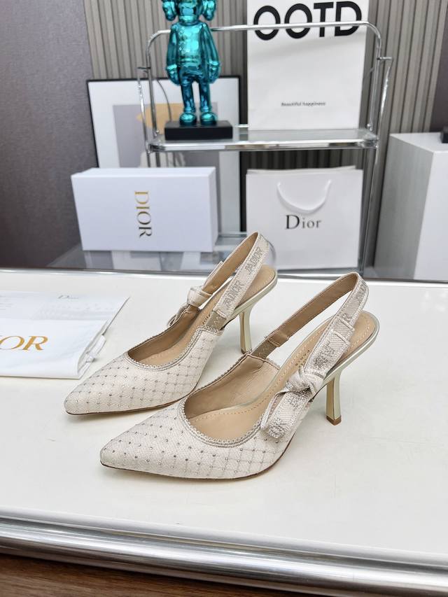 橡胶底 真皮底 迪奥 Dior 刺绣高跟鞋 刺绣图案 字母Logo织带凉鞋款 春夏最新提花刺绣图案凉鞋款. 原版购入. 特订材料. 一比一零差距复刻！ 材质：原