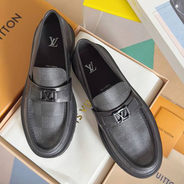 顶级版本：男款 Lv 路易威登 L家 驴牌 Major系列 厚底 休闲 乐福鞋 原版购入开发 做货 本款 Major 乐福鞋拥有轻盈而厚实的微型外底，为经典设计