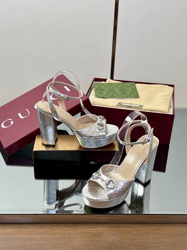 Gucci 古奇 2025春夏季新品防水台马鞍扣 马衔扣 腕带凉鞋 热推 高跟厚底防水台露趾凉鞋，鞋柜必备款 原版套楦 高端品质 这款凉鞋颇具辨识度的双环和长条