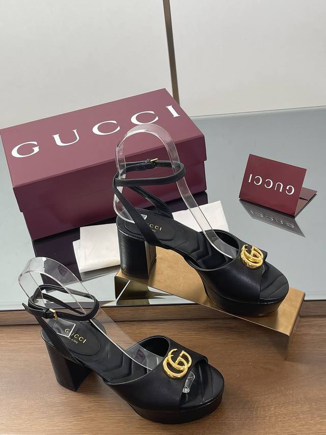 Gucci 古奇 2025夏季新品钻石纹菱格风刺绣底防水台双G金扣 裸腕带凉鞋 热推 高跟厚底防水台露趾凉鞋，鞋柜必备款 原版套楦 高端品质 这款凉鞋颇具辨识度