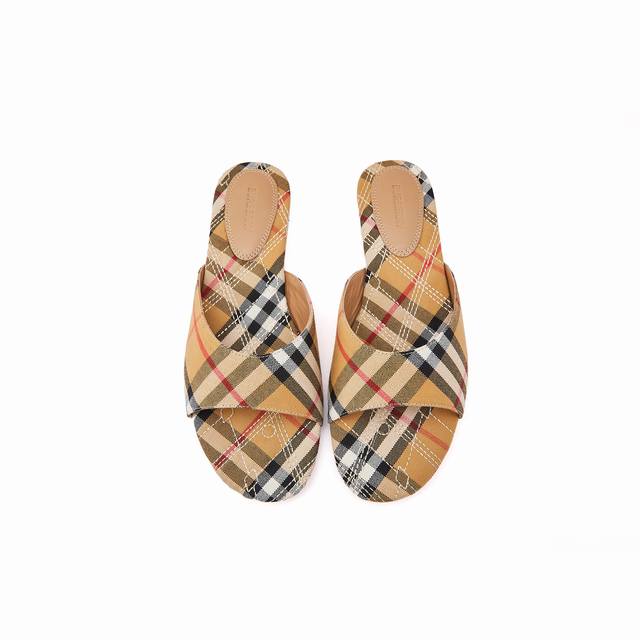 18612一63 Burberry巴宝莉新款平底拖鞋，35-43码，44.45订做不退换，橡胶底 ，烫钻款 ，皮底订做不退换80元