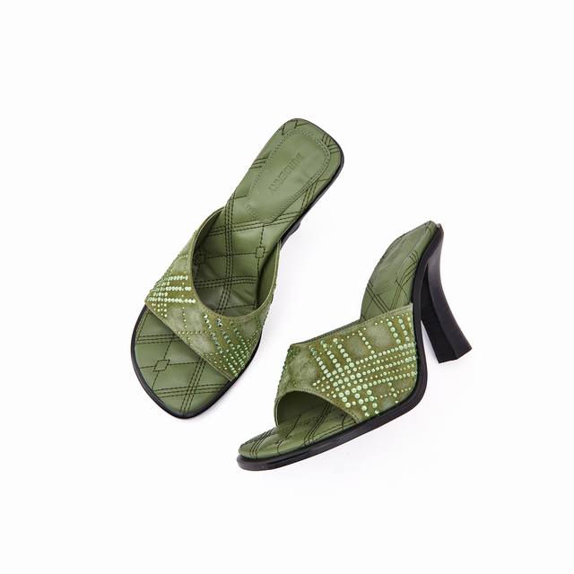 375一5， Burberry巴宝莉新款高跟拖鞋 跟高10厘米 ， 35-43码，出厂价Pp，布面款 ，烫钻款