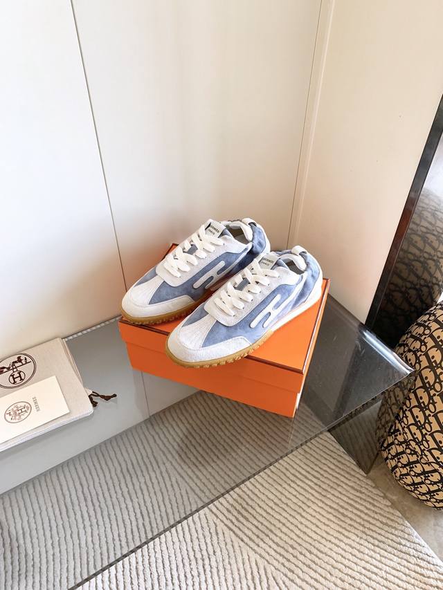 出厂价P 、 # 爱马仕新款情侣阿甘德训鞋 小白鞋 镂孔柔软小牛皮运动鞋，配有鞋底，饰有经典Medor铆钉，打造舒适休闲风格。随意搭配 上脚非常轻便舒运动鞋男款