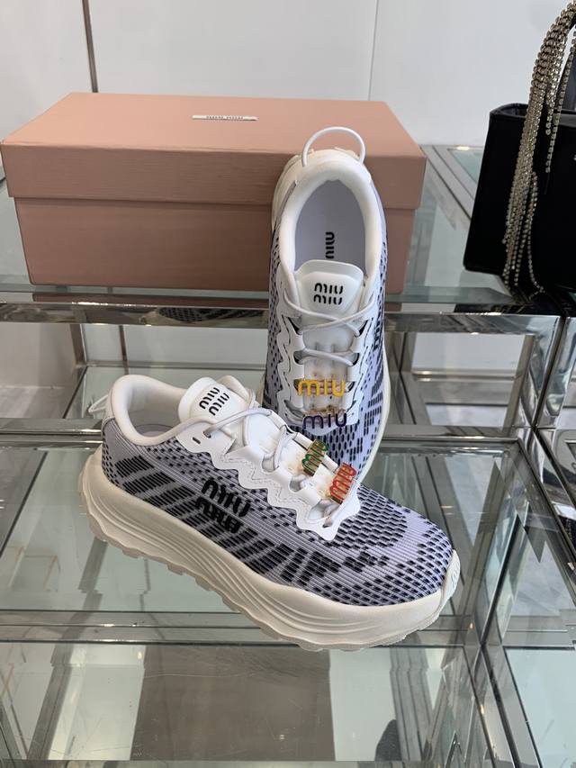 配饰45。Miu Miu 缪缪 2025最新款美式老爹鞋 运动鞋 ~ 颜值担当火爆款运动鞋 不得不入的一款～时尚 高级 随意搭配上脚非常舒适 年度必入款 最新走