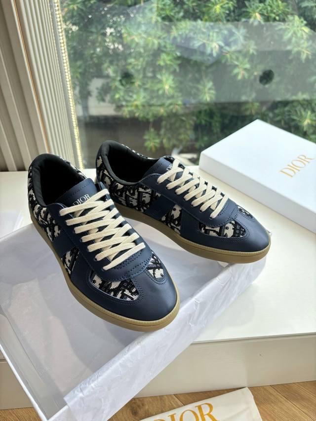 所即所得G133C'est Dior 迪奥 25春夏全新休闲运动鞋‘以牛皮革和网眼织物制作，轻盈透气。侧边的Cd字母非常有Dior辩识度，运动风设计融合流苏细节
