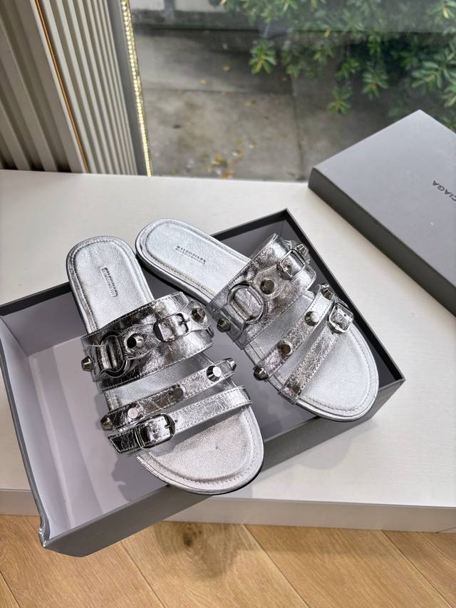 G193所见即所得Balenciag*25S春夏新款拖鞋凉鞋巴黎世家非常经典的铆钉设计，高跟鞋非常性感，搭配铆钉的狂野自我！不羁风格满满，内里鞋面的特殊天然纹路