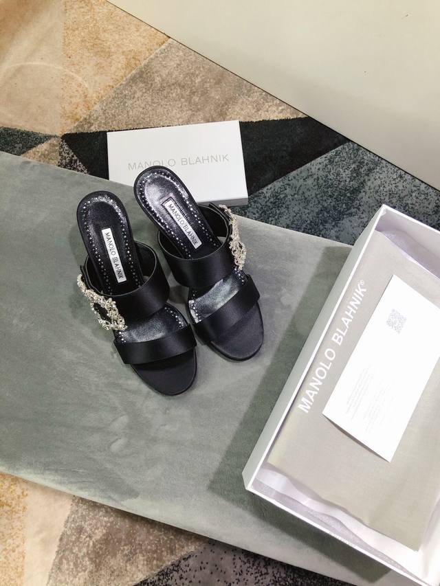 Manolo Blahnik 春夏真丝高跟凉鞋 顶级代购版本 超精致一比一零离距打造！用最好料材打造最好鞋子！ 材料：意大利进口真面丝料 顶羊级皮内里 意大利真