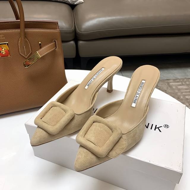 Manolo Blahnik 夏季新款，神秘诱惑 进口羊猄面料、羊皮内里。形体超美 展现女人优雅气质，丝丝性感，唯美主义，让你爱不释手 施华洛世奇水钻羊皮垫脚，