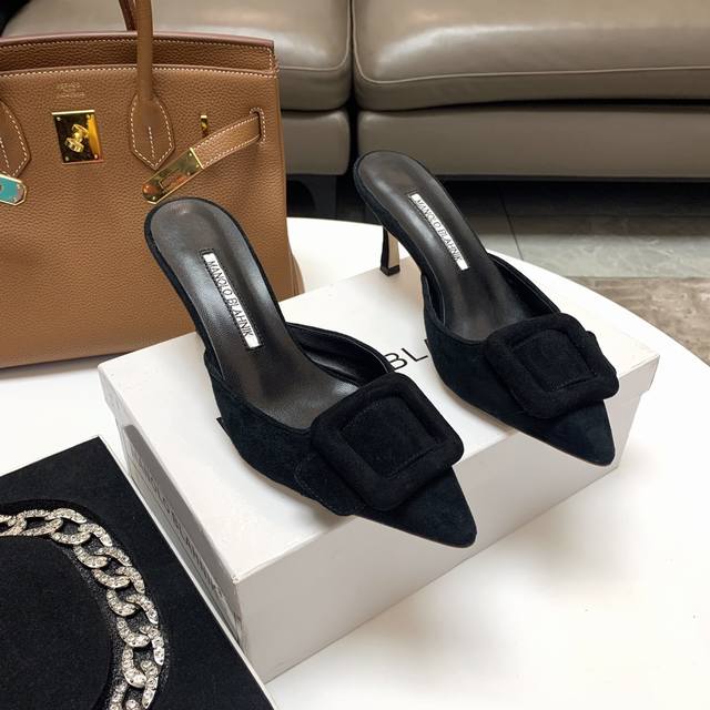 Manolo Blahnik 夏季新款，神秘诱惑 进口羊猄面料、羊皮内里。形体超美 展现女人优雅气质，丝丝性感，唯美主义，让你爱不释手 施华洛世奇水钻羊皮垫脚，