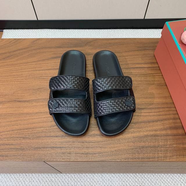 Loro Piana 男款拖鞋。意大利顶级羊绒复古优雅低调奢华。时尚性与皮料实用性同样兼具依然全网最高品质。编织鞋面，耐磨高弹牛筋底。 码数：38-46 38、