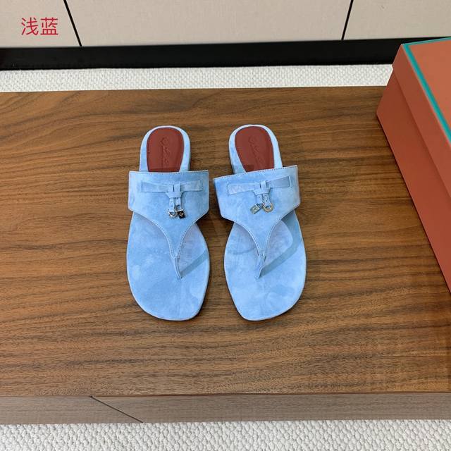 Loro Piana 人字拖鞋。意大利顶级羊绒复古优雅低调奢华。时尚性与皮料实用性同样兼具依然全网最高品质。鞋面羊京丝质柔滑。羊皮里，真皮大底。 码数：35-4
