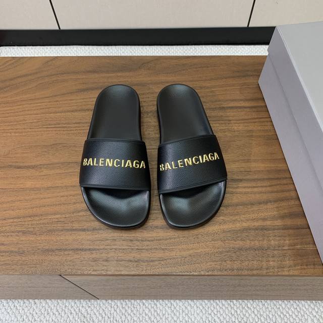 Balengiacig* 经典拖鞋。一比一私模，突出后跟Logo，鞋底采用传统上乘Pu，防滑耐磨，柔软舒适，鞋面牛皮，穿着更舒适贴脚利汗 正码，脚肥脚宽脚背高的