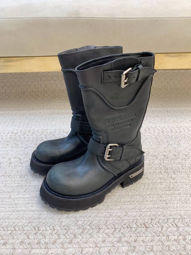 我 Balenciagss25新款做旧款机车靴 原版套楦 顶级品质 材质 鞋面：进口擦色做旧牛皮 内里：进口羊皮里 大底：原版定制大底 码数：35-39 40定