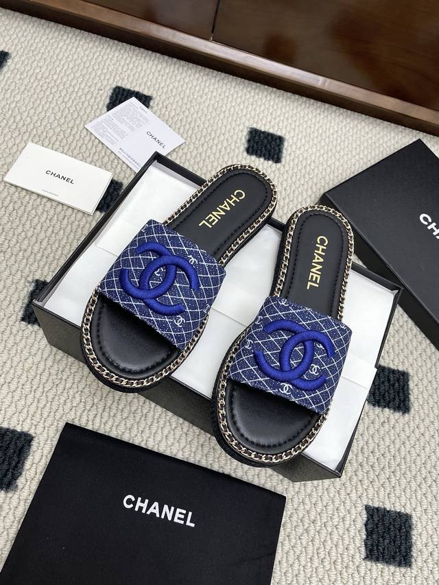 Chanel 小香 25Ss 春夏新品双C链条牛仔平底一字拖鞋 小香的一款全新设计 鞋面毛线纯手工编织搭配双C五金装饰 简约百搭上脚超级美的 怎么看都超美 鞋面