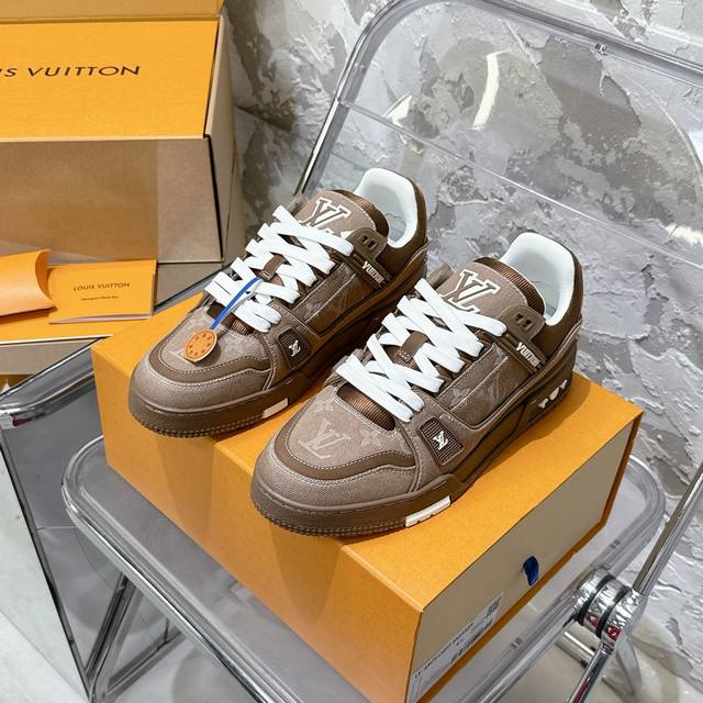 男码# 顶级代购版本 Lv Trainer 情侣限定系列休闲运动篮球鞋 颜值担当 上脚帅炸，每个颜色都是巨巨巨好看！潮人必备单品 原版订制压纹粒面小牛皮 非市面