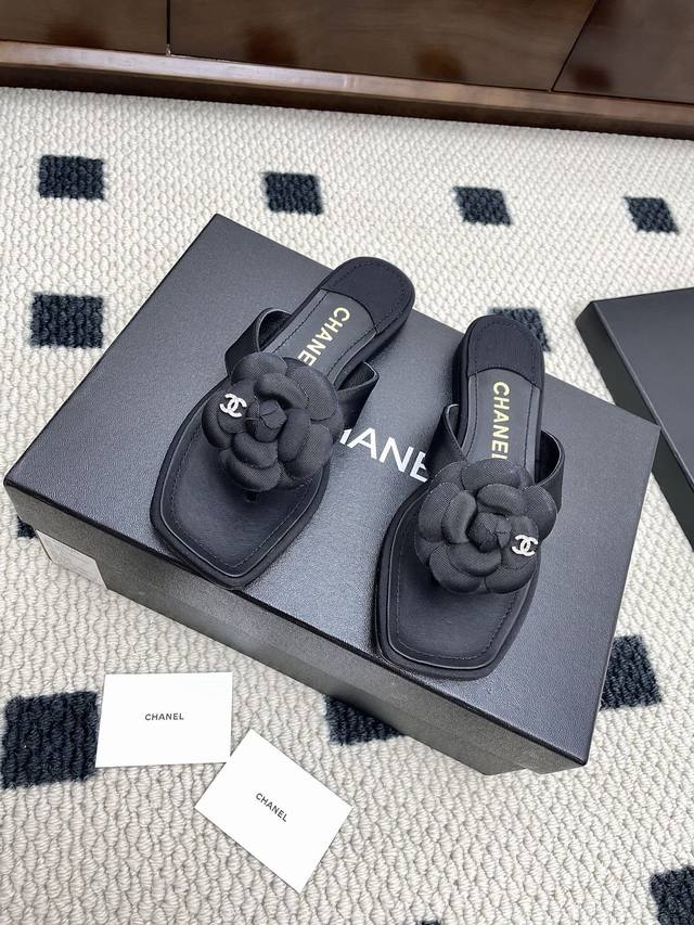 代购级Chanel 小香 25Ss 春夏新品山茶花夹趾平底拖鞋 纯品手工制作山茶花，简约百搭上脚超级美的 怎么看都超美 鞋面：采用进口羊皮 对版帆布 内里垫脚：