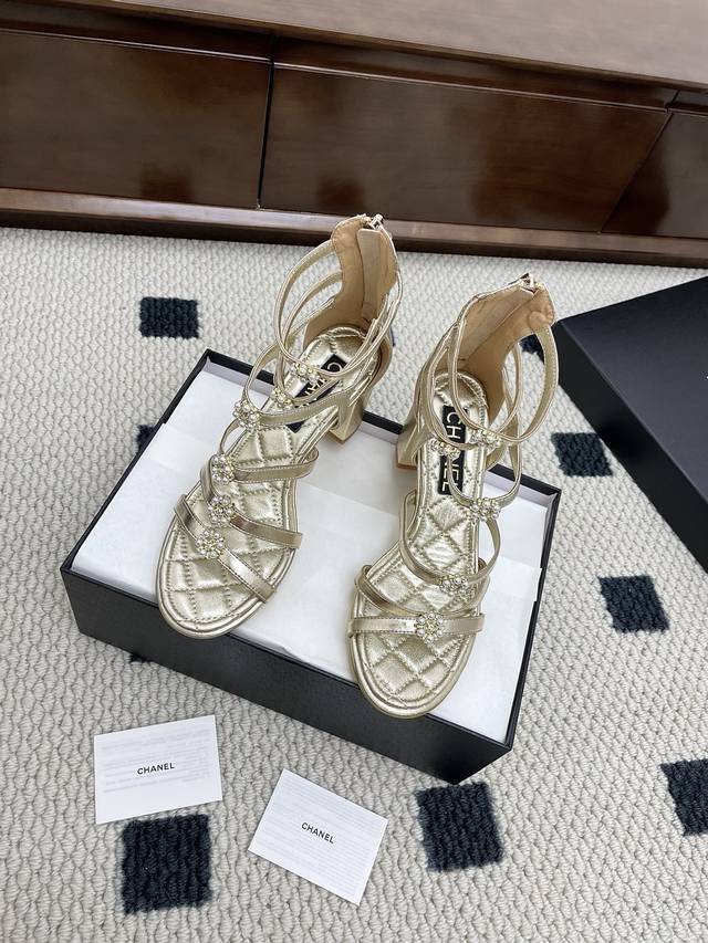 顶级版本Chanel 25Ss春夏新款中古拼色尖头高跟单鞋凉鞋 众多明星网红上脚，国内外博主刷爆的一个百搭系列，春夏衣橱搭配必备 凉拖首选. 鞋面：羊皮 内里: