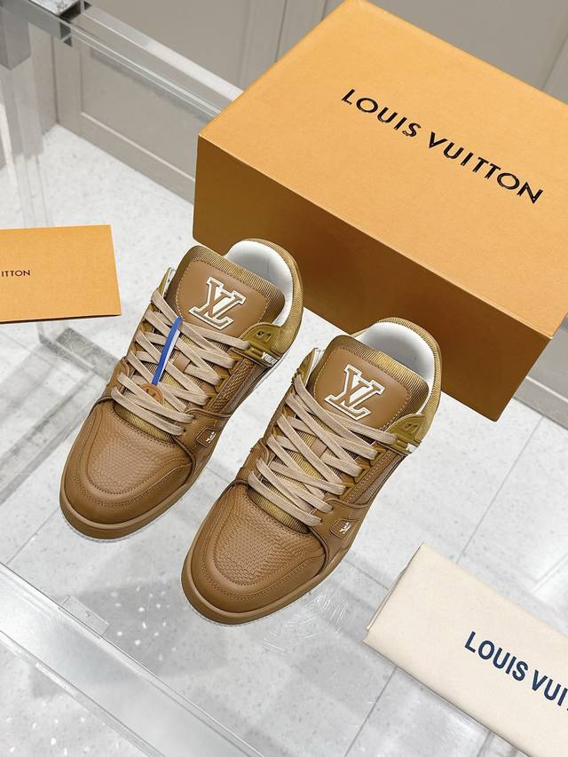 顶级版本：情侣款 Lv 路易威登L家 驴牌 Trainer系列 情侣款 休闲 运动鞋 滑板鞋 原版购入开发 做货 本款 Lv Trainer 运动鞋为丹宁布铺陈