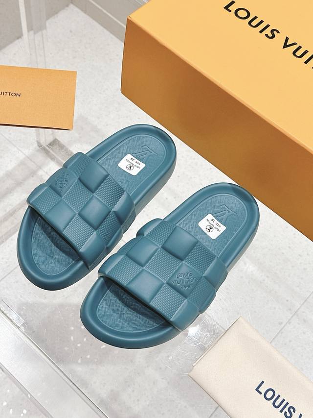 升级版 Lv Waterfront春夏最新系列沙滩拖鞋 情侣款 潮人必入 火爆发售 百看不厌款 时尚度拉满 细节用心感受 反复调试配色 干净简约 清凉一夏 简直