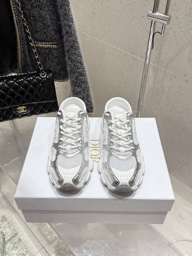 顶级版本情侣款 2025 迪奥 Dior 新款休闲老爹鞋 半拖款 真的酷毙了，未来感十足原版完美复刻！全对版材质 模具！！ 码数：35-46 女40 男款45