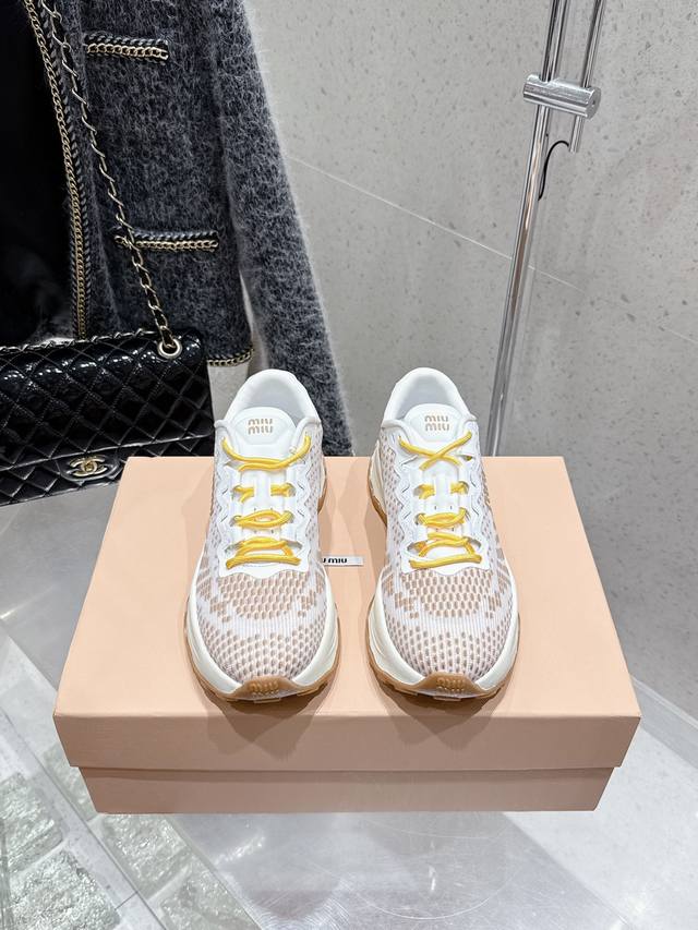 顶级版本 Miumiu 缪缪 25Ss 新款 休闲鞋 运动鞋 面料：原版定制科技拼色透气网面 内里：原版透气网布内里 鞋底：原版开模防滑轻质橡胶大底 Size：