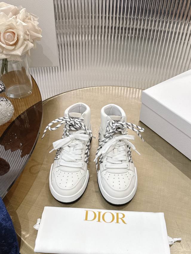 出厂 顶级版本 情侣款 迪奥Dior、C ‘ Est 25新款学院风休闲时尚高帮运动鞋 彰显醒目而时尚的风范。精心制作，鞋面侧边镂空设计风格搭配超级时尚，细节也