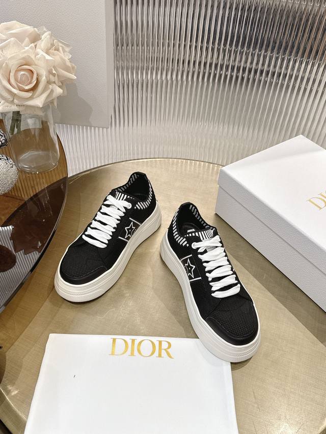 出厂 顶级版本 薄底款，厚底款 Dior 迪奥25春夏意Star 运动鞋为经典单品，经久不衰的设计别具一格。采用白色网眼织物精心制作，侧面饰以黑色 Cd 标志和