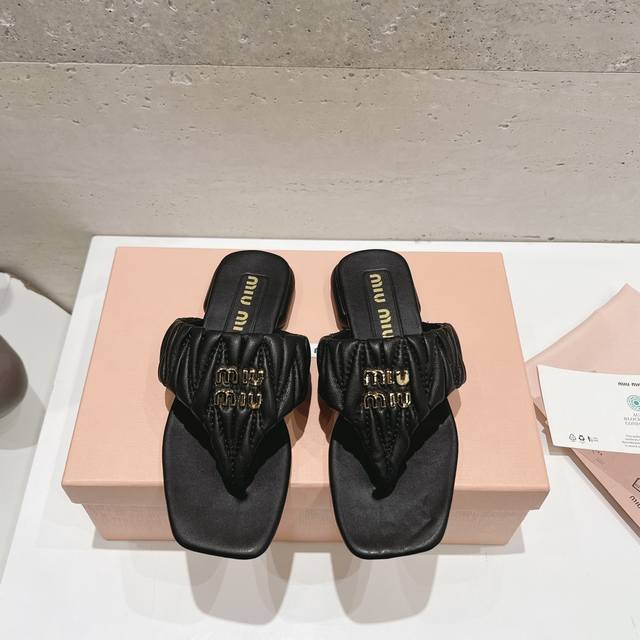 出厂 顶级版本 Miumiu Ss春夏新款平底小羊皮凉鞋拖鞋 顶级版本 Zp开发 原版拆卸 对版菱格纹 秒杀市面普通版本，Miumiu真的太少女啦！小羊皮超级软