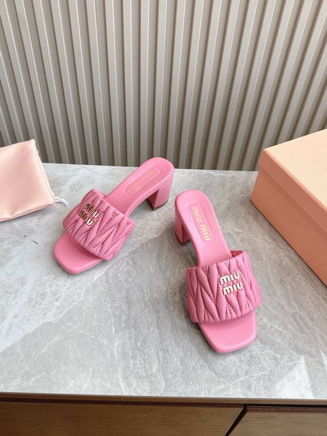 出厂 顶级版本 Miumiu2025Ss春夏新款高跟底小羊皮凉鞋拖鞋 Zp开发 原版拆卸 对版菱格纹 秒杀市面普通版本，Miumiu真的太少女啦！小羊皮超级软糯