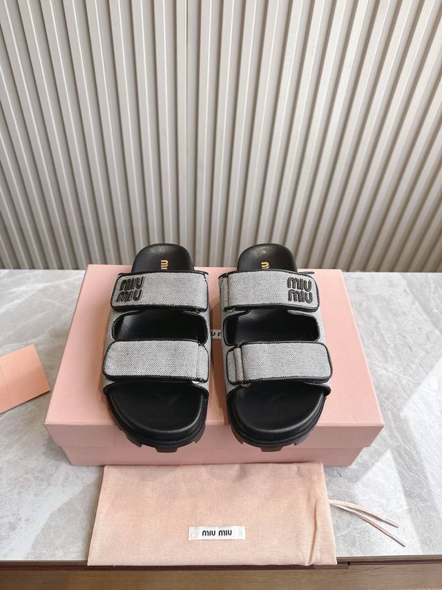 出厂 顶级版本 Miu Miu2025春夏系列厚底魔术贴拖鞋凉鞋 Zp开发 原版拆卸 对版编制版本 Miu真的太少女啦 鞋面：原版材质 鞋底：原版开模鞋底 码数