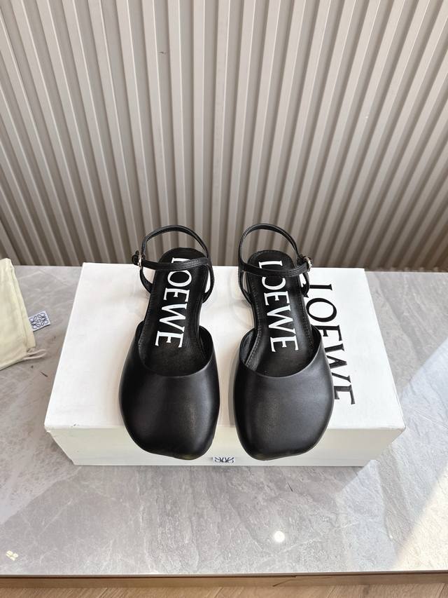 出厂 顶级版本 Loewe罗意威25Ss春夏平底包头凉鞋 方头穆勒鞋系列 上脚果然更惊艳~ 个性方头非常百搭，而且平底也太适合了，穿着不累脚 全牛皮鞋面 小羊皮