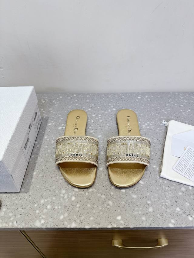 Dior 迪奥 25Ss春夏新款 烫钻 平底 拖鞋 经典限定系列，设计时尚休闲。鞋面饰以 Paris标志3D刺绣，超有辨识度！ 独家订制字母立体刺绣鞋面，进口捷