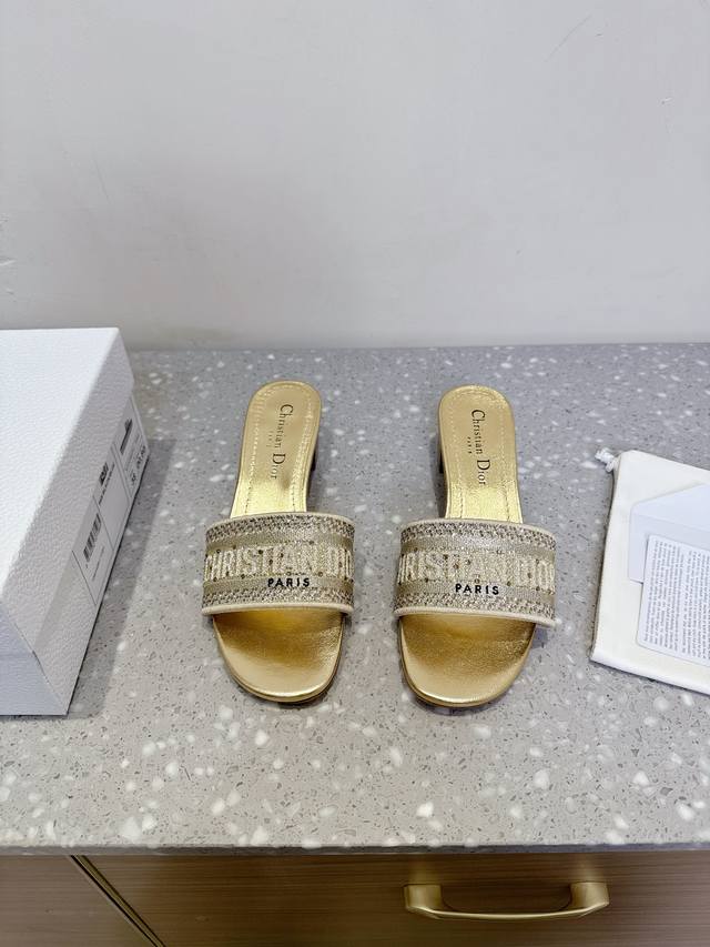 Dior 迪奥 25Ss春夏新款 烫钻 粗跟 拖鞋 经典限定系列，设计时尚休闲。鞋面饰以 Paris标志3D刺绣，超有辨识度！ 独家订制字母立体刺绣鞋面，进口捷