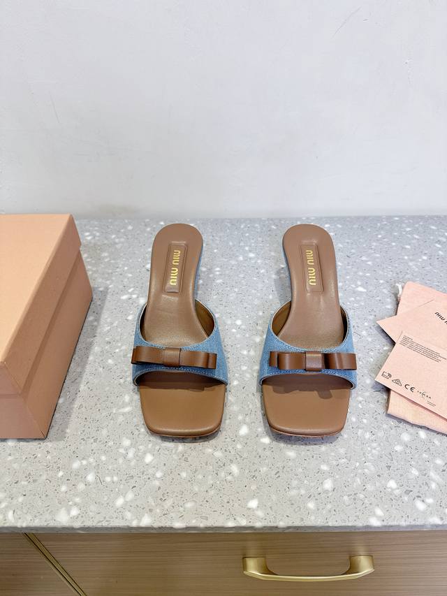Miu Miu 缪缪 25Ss春夏新款 小猫跟 牛仔布 拖鞋 今年夏天为你们多准备几双必备拖鞋，老顾客都反应对这款需求很大！ 专门订制的一批为Miumiu后续新