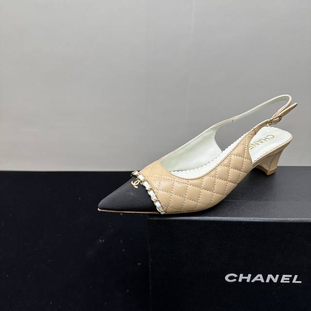 Chanel~~香奈儿小香风2025新款低跟拼接女鞋尖头链条后空凉鞋，经典百搭，T台秀种草款，小红书达人打卡款，超级受棒的一款中跟凉鞋 玛丽珍复古风真的是好看又