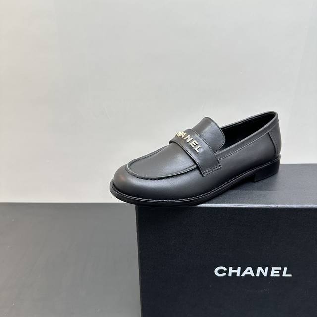 2025春季新款Chanel香奈儿小香钻扣字母标乐福鞋，一年四季皆可穿 不管什么时候拿出来搭配都贼高级耐看 逛街压马路赚足眼球！轻松游走于通勤和休闲场合 做个漫