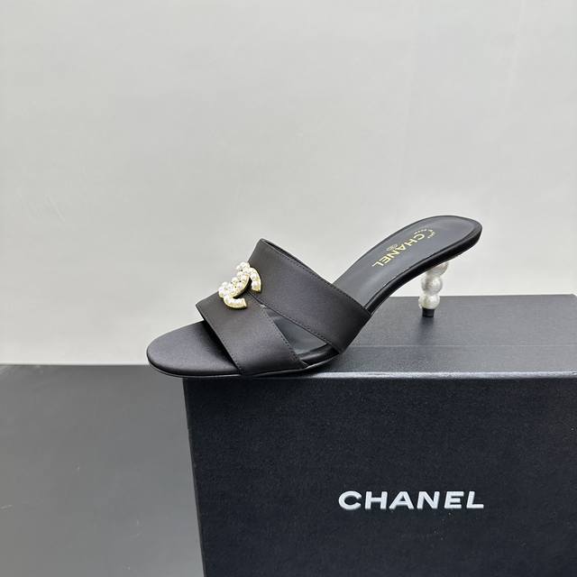 3颗珍珠 Chanel 香奈儿 2025经典款方头拖鞋，双C 珍珠饰扣Logo，气质珍珠，品牌象征 ，巴黎购入开模，顶级级别细节随意放大对比 优雅大方时尚元素在
