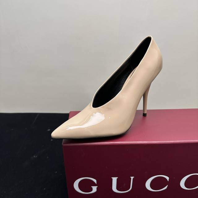 Gucci 古奇古驰万年经典款时尚糖果色彩色高跟细跟尖头单鞋 原版开发，欢迎 超好穿的百搭系列！ 鞋面采用进口牛漆皮 内里踮脚进口羊皮 意大利进口真皮鞋底 码数