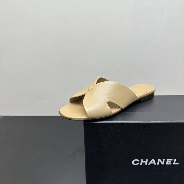 Chanel香奈儿时尚平底简约懒人拖鞋 设计：简约而不失大气的交叉带设计，流畅线条勾勒出优雅轮廓，标志性双C Logo低调又奢华地彰显品牌格调，无论是搭配度假风