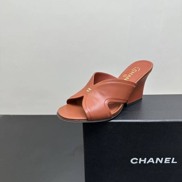 Chanel香奈儿时尚坡跟简约懒人拖鞋 设计：简约而不失大气的交叉带设计，流畅线条勾勒出优雅轮廓，标志性双C Logo低调又奢华地彰显品牌格调，无论是搭配度假风