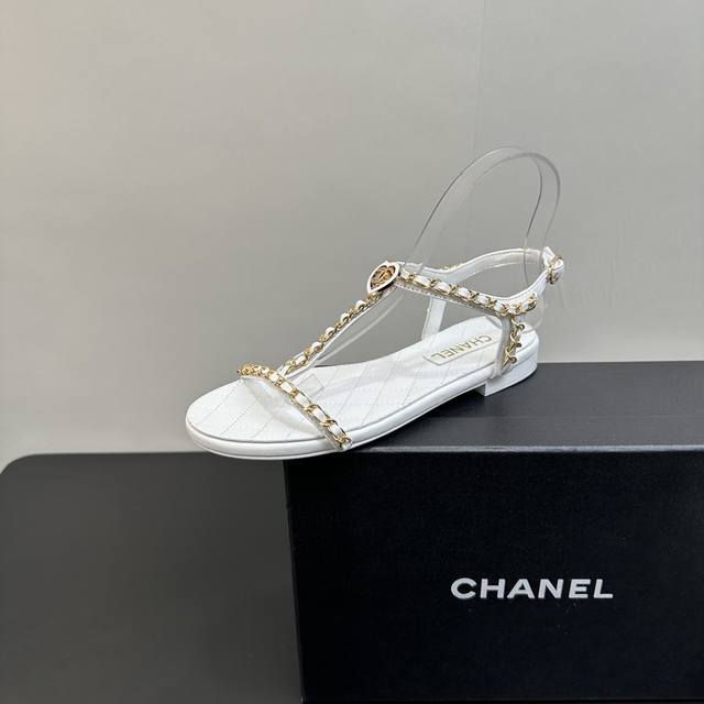 Chanel 小香香奈儿2025Ss春夏最新走秀时装 链条装饰菱格鞋垫平底凉鞋 精确到1：1 轻奢而不累脚、上脚可随意搭配春夏的服饰、更加彰显质感和品味、简约中